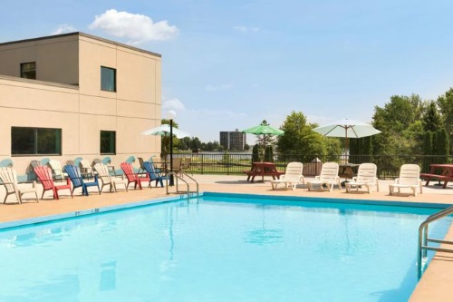 Travelodge Hotel Belleville zwembad